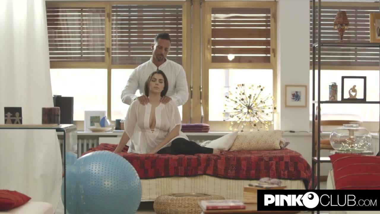 Валентина Наппи трахается с учителем йоги - 2