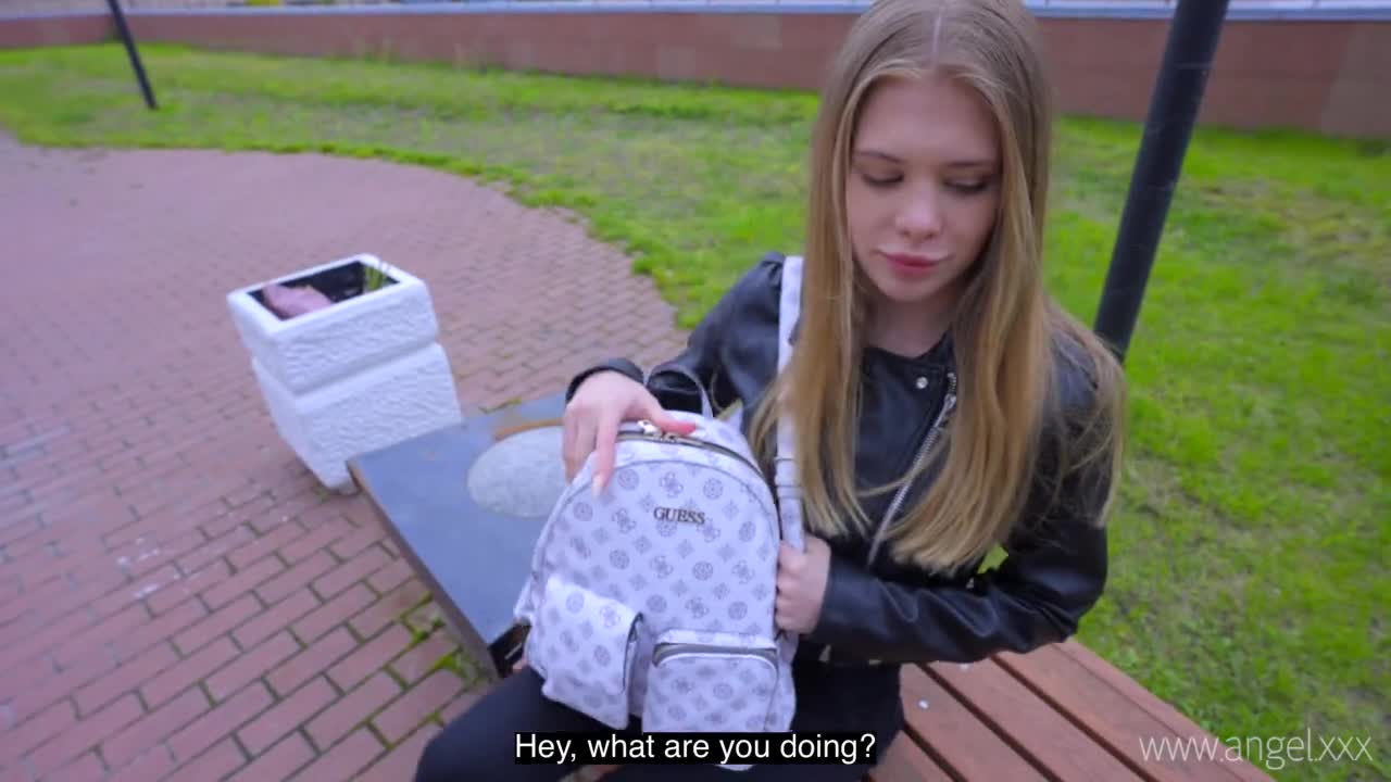 Встретил в парке раскрепощенную подругу - 1