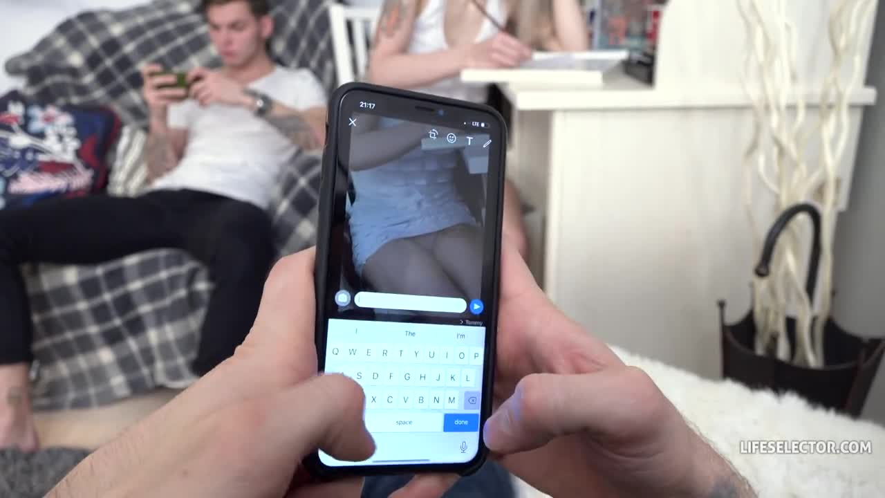 Хитрые друзья добились своего и развели подругу на трах - 1