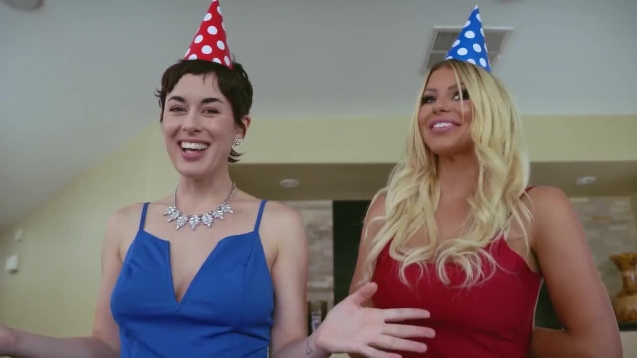 Обмен мамами - Грудастые мачехи поменялись пасынками и скачут на их членах перед колледжем - 1