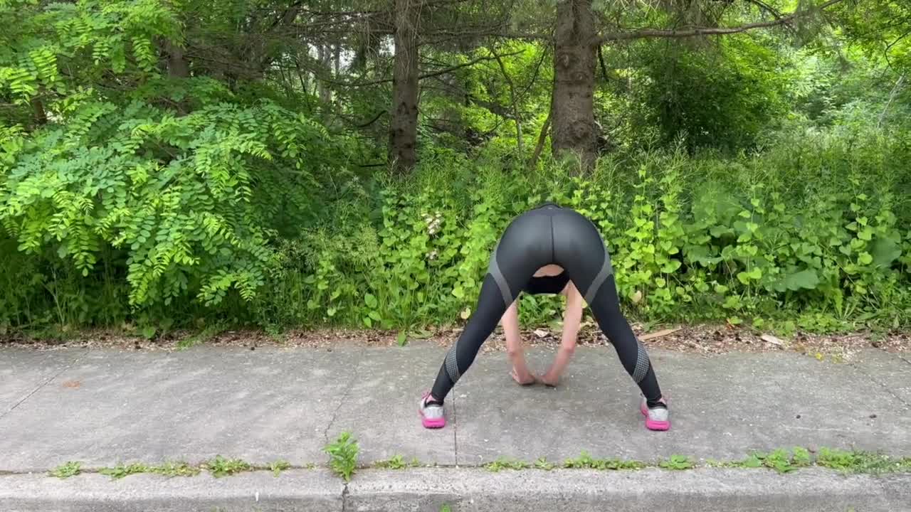 Жена трахается с двумя парнями и получает двойной кримпай на публике во время пробежки - 1