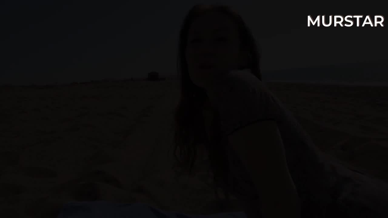 Секс на пляже с очкариком - 1