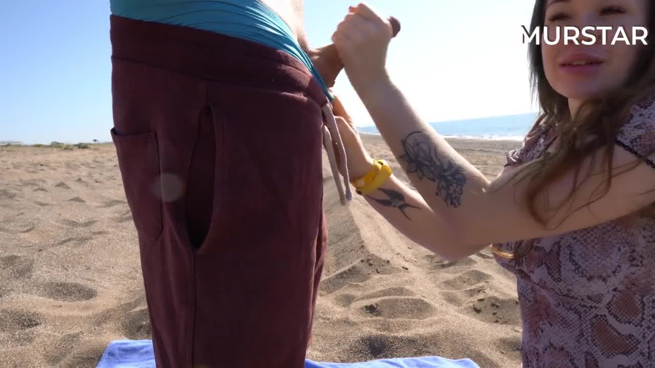 Секс на пляже с очкариком - 2