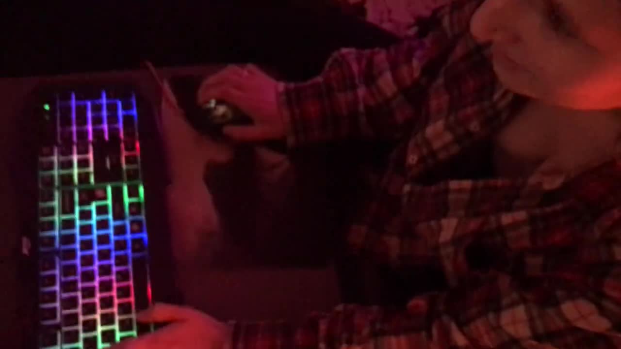 Сводная сестра не дает поиграть в комп, накончаю ей на лицо - 1