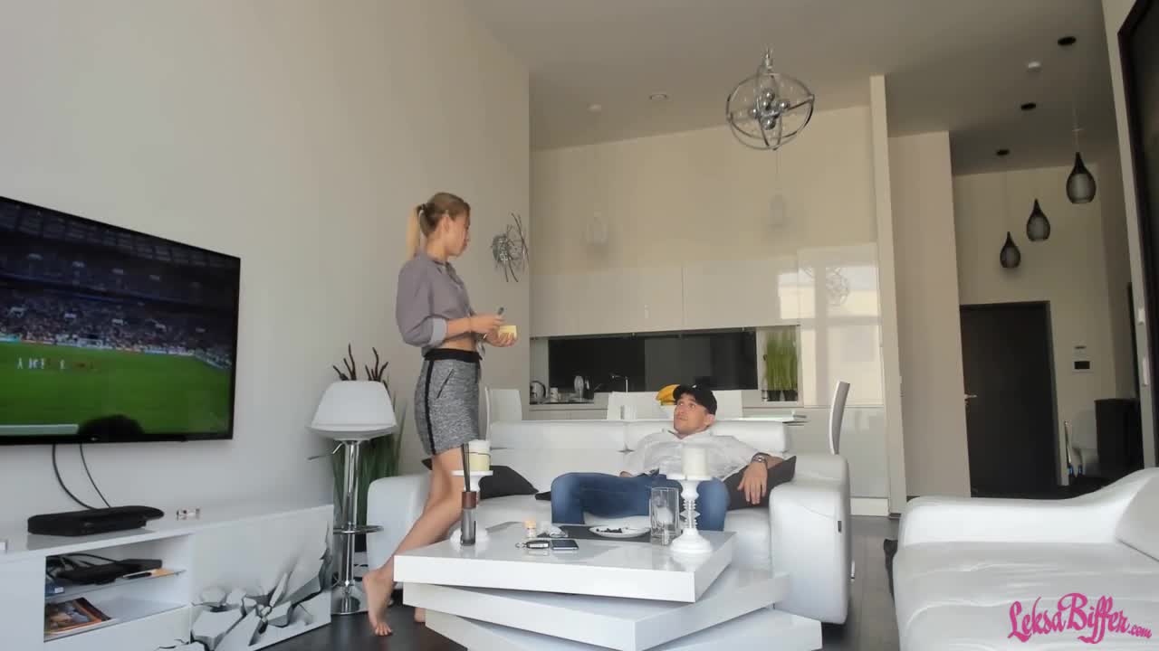 Трахнул Официантку за Чаевые - Домашнее Порно - 3