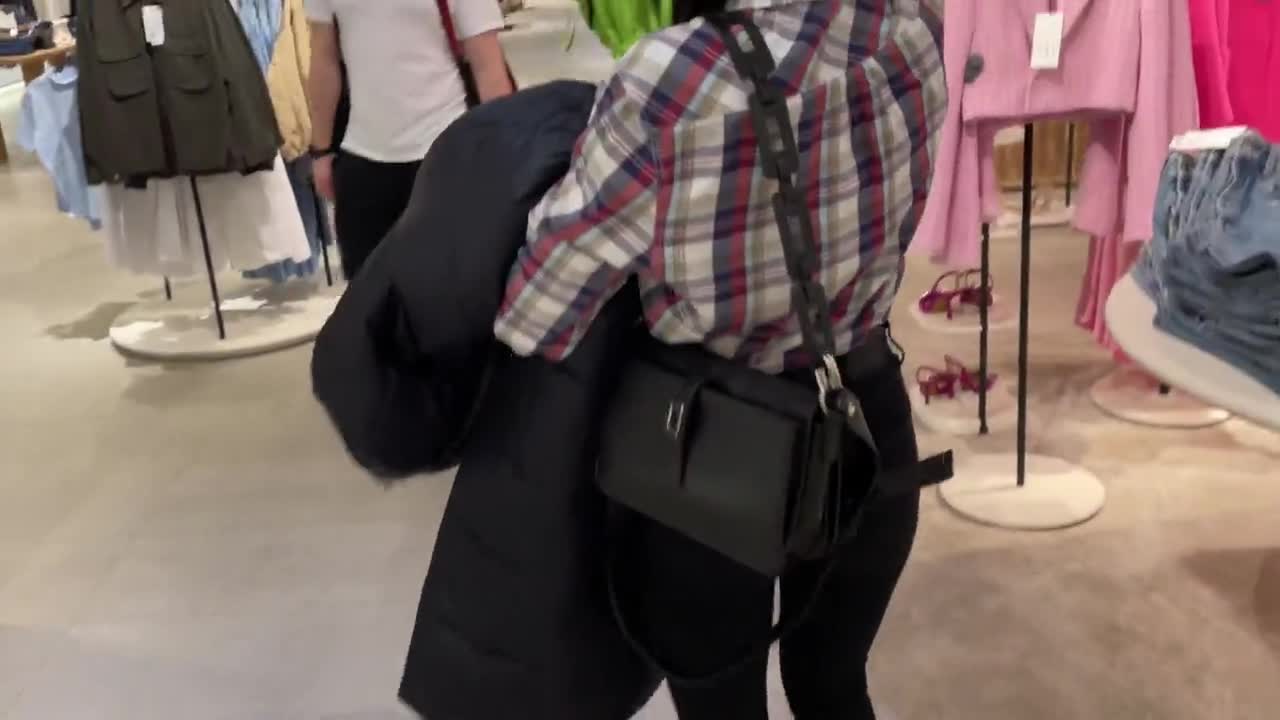 Горячий секс с распутной сучкой в ​​примерочной - 1