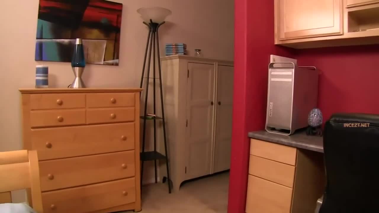 Подруга Сводной Матери Убеждает Ее Попробовать Сводного Сына - 3