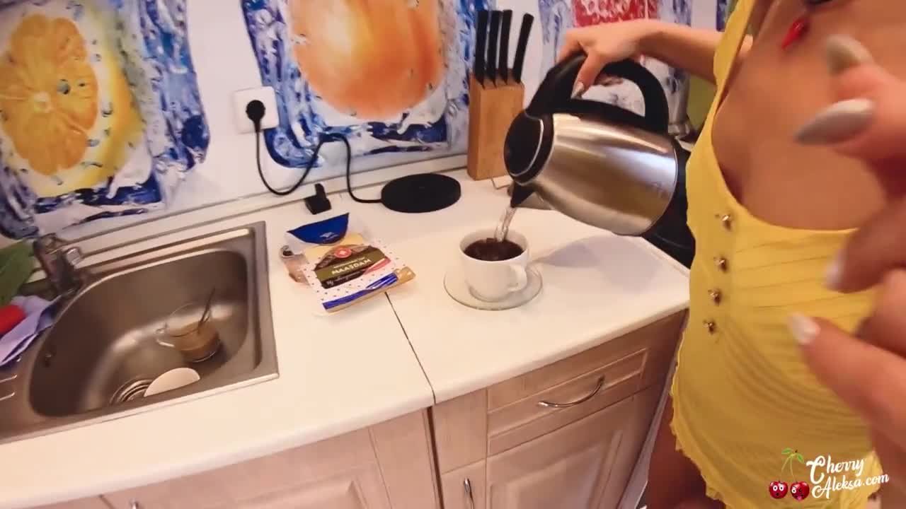 Горячая Домохозяйка Сосет, Трахается в Жопу и Глотает Сперму с Кофе Вместо Сливок на Кухне - 2