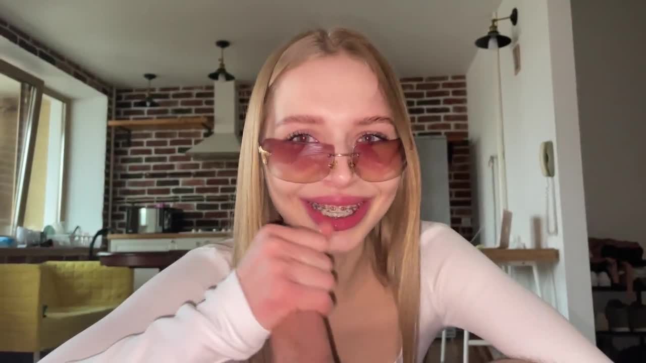 Грязный отсос от красивой шлюхи в очках - 3